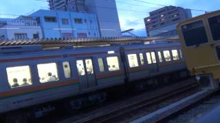 マルタイ横に清水駅を出発する２１１・３１３系併結電車JR東海