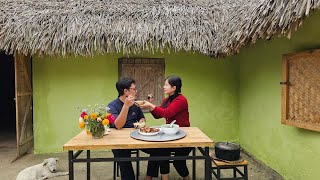 Engineer Khanh and Tu Lien together renovate the house to prepare for Lunar New Year.