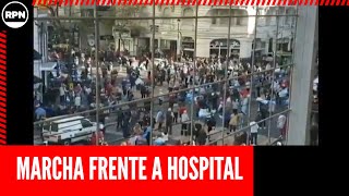 ¡NO TIENEN RESPETO POR NADIE! Manifestantes de Cambiemos marchan frente a un hospital