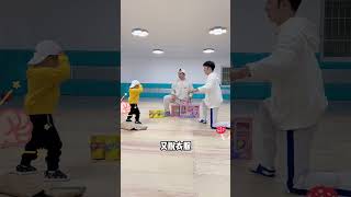 小王子霸气出腿，一脚踢断两根木棍 #shorts #日常 #挑战 #亲子 #生活