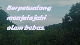 Berjalan sambil menikmati indahnya alam bebas.