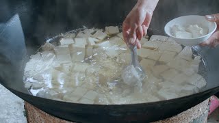 【Spring water tofu】Chinese Rural Cuisine【泉水豆花】中国乡村茶山纯天然山泉水柴火灶豆花//传统的制作方法//儿时童年的味道