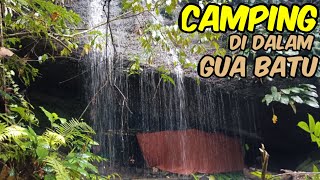 Camping di gunung di dalam gua batu ketika hujan deras