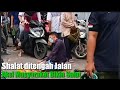 Viral Pria Salat di Tengah Jalan, Aksi Masyarakat Sekitar Bikin Salut