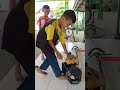 anak-anak belajar menghidupkan mesin potong rumput