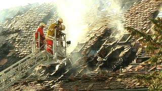 TELE TOP: Brand zerstört historisches Gebäude in Regensberg