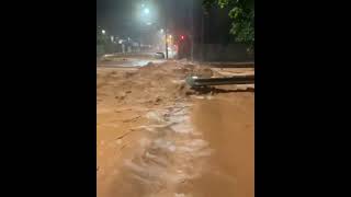 CHUVA INTENSA CAUSA ALAGAMENTOS EM RUAS E CASAS DE IPATINGA NA MADRUGADA DESTE DOMINGO (12)