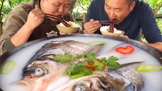 8斤大魚，二弟做“米湯燉魚”，湯鮮肉嫩，一口下去滿嘴香｜Mukbang【鐵鍋視頻】