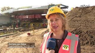 Nieuwe Boekelosebrug over Twentekanaal in Hengelo wordt ingevaren