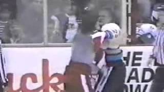 Hockeyfighters.cz  Bob Probert v Link Gaetz.wmv