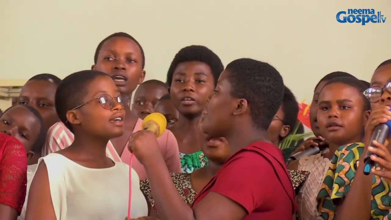 Mfata Ukuboko//Chorale Y'Abanyeshure//Eglise Pentecôte De Kinama - YouTube