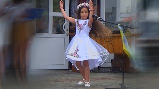 На День Українського прапора маленька співачка подарувала Вигодянам гарну пісеньку. Смт Вигода