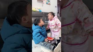 为了一口吃的，让干啥都行😂😂妈卡爸卡养娃宝典 人类幼崽成长计划