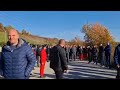 burno na blokadi deponije. građani čelnici grada mašine kamioni...