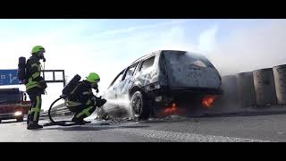 ►PKW geht im Stau in Flammen auf//Passenger car goes up in traffic in a flares