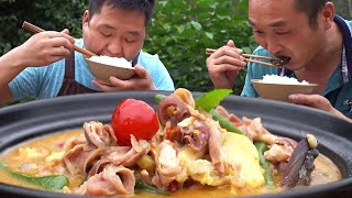 兩兄弟吃“大蒜燒豬肚”，鮮香入味，大口拌米飯吃，真過癮【鐵鍋視頻】