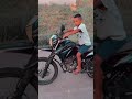 ELE TEM 8 ANOS E JÁ ESTÁ APRENDENDO A ANDAR DE MOTO