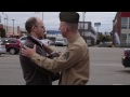 soldier returning from afghanistan surprises total stranger