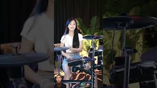 Tay trống nữ mang đến màn trình diễn tuyệt vời #drummer #打击乐 #热情音乐 #美女演奏 #边唱边打 #架子鼓 #热情演奏