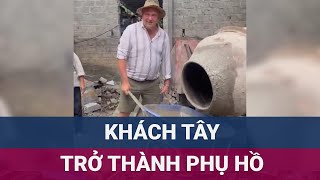 Đoàn khách Tây trải nghiệm đẩy xe rùa khiến nhóm phụ hồ bỗng dưng \