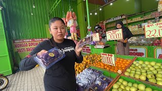 BELI BUAH UNTUK MENJENGUK ORANG SAKIT