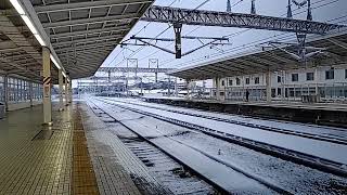 寒波の影響による積雪で米原駅を低速で通過する上りひかり→停車する上りこだま→通過する下りのぞみ