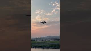 日本全日空航空787夢幻客機夕陽下松山機場起飛 #787 #dreamliner #ana #aviation #takeoff #taipei #fly #sunset #shorts