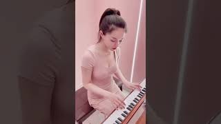 美女弹钢琴曲1