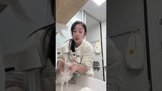 我和我的猫 回来了 洗个臭脚丫子