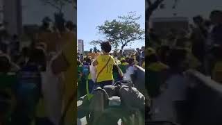 Patriotas brasileiros saíram às ruas no Brasil hoje em apoio ao Presidente Bolsonaro.