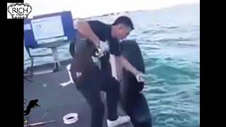 낚시대 없이 큰물고기 낚는 맨손낚시의 달인들,  Hand Fishing Huge Monster Compilation