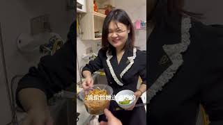 这是我小姨子嫁到我家三年了，家里人还是不准让她上桌吃饭