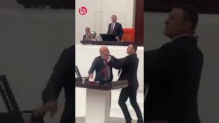 Alpay Özalan’ın Ahmet Şık’a saldırısının en yakın çekimi! #shorts