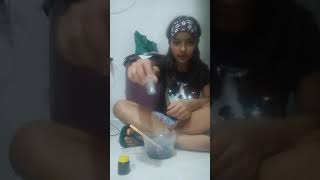 escolhendo a cor e o glitter de olhos vendados para a minha slime