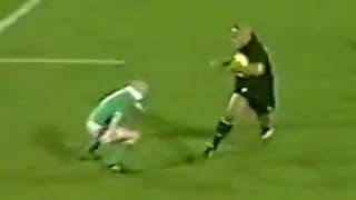 Peter Stringer tackles Jonah Lomu