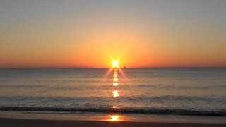 日の出を見ながら秋の海でリラックスできる静かな時間 - A quiet time to relax in the autumn sea while watching the sunrise