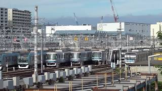 東京メトロ東西線の深川検車区にずらりと並んだ様々な形式の車両たち