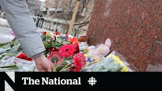 Russians lay flowers at monument as form of anti-war protest