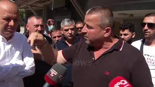 VIDEO/ Protestë në Vorë: Banorët tentojnë të hyjnë me forcë në bashki, i ndalon policia