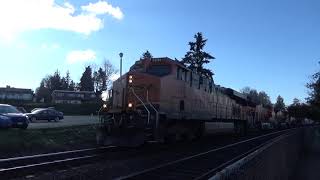 (Northbound) BNSF Priority Manifest Train BLAST THROUGH the Union Ave Railroad Crossing.