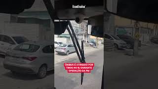 ÔNIBUS É ATINGIDO POR TIROS NO RJ DURANTE OPERAÇÃO DA PM