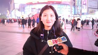 为什么有些女生喜欢找外国男生做男朋友？妹子说了心里话啊用镜头带你看美女和想法，真实街拍采访，就在奇趣街拍