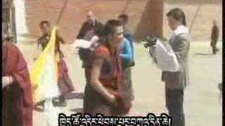 Labrang Monks Protest in Front of Journalists 拉卜楞寺之抗议 བླ་བྲང་