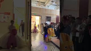 搞笑！新娘和新郎骑玩具恐龙进入婚礼现场 🦖🦕  搞笑婚礼时刻 Bride and Groom Ride Toy Dinosaurs for Wedding Entrance 🦖🦕