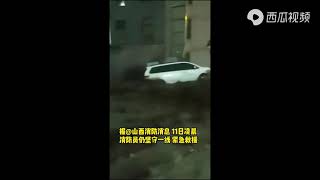 山西五台山暴雨引发山洪，多辆车被冲走