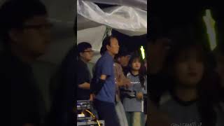 240922 [2024 나라사랑 고향사랑 사선문화제] #김희재 공연끝나고 무대 내려오는 #박서진 박수로 맞이해주고 안아주는 맘따뜻한 희재👍👍 돼지띠즈 두 분 우정 넘 보기 좋음😊🧡