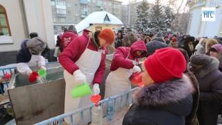 Раздача освященной крещенской воды в Вознесенском кафедральном соборе