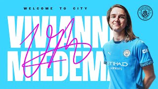 I WANT TO PLAY WITH THE BEST PLAYERS IN THE WORLD! | Vivianne Miedema Signs For City!