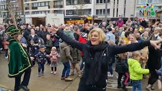 Burgemeester geeft dansles in opdracht van prins Stephanie