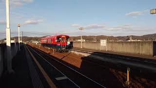 【水島臨海鉄道】ＭＲＴ３００形ワンマン三菱自工前行（ＭＲＴ３０３・５０周年記念塗装号）・ＭＲＴ３００形ワンマン倉敷市行（クリスマス列車・ＭＲＴ３０４）到着（水島臨海鉄道弥生駅）